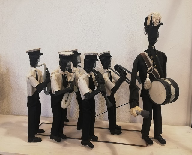 Grand Marshall e Marshall Band di New Orleans (figure a stecca su stativo a ruote, RAPPRESENTAZIONI/ PROFANE)