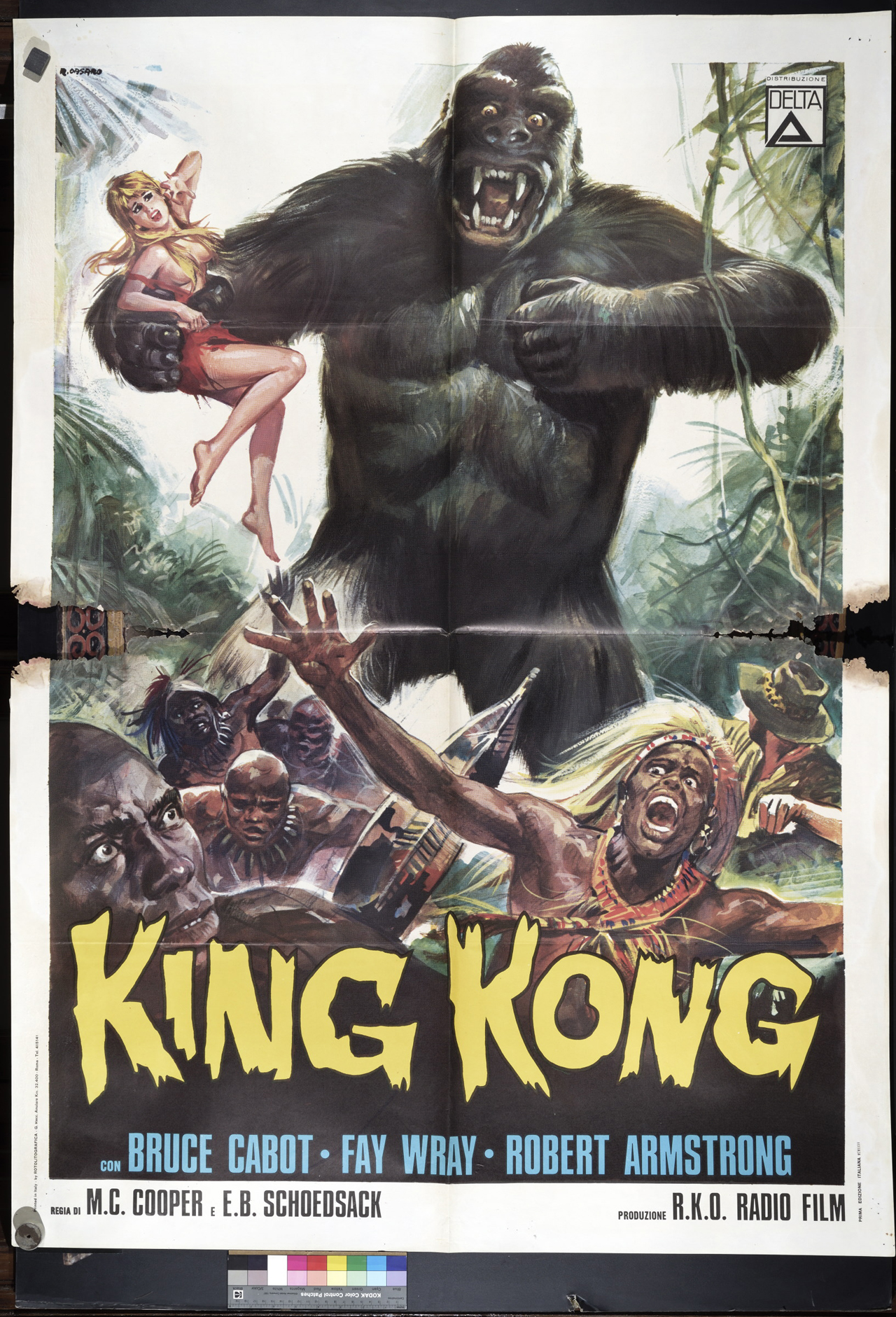 gorilla che tiene in mano una donna e spaventa un gruppo di uomini (manifesto) di Casaro Renato (XX)