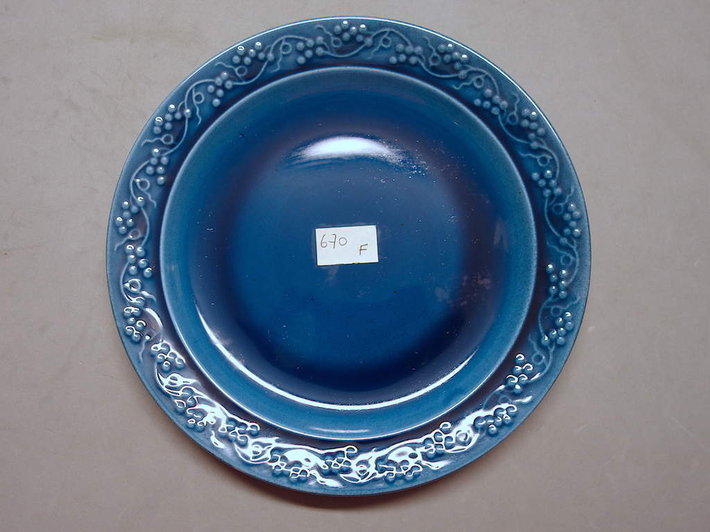 piatto da frutta, opera isolata - ambito friulano (terzo quarto sec. XX)