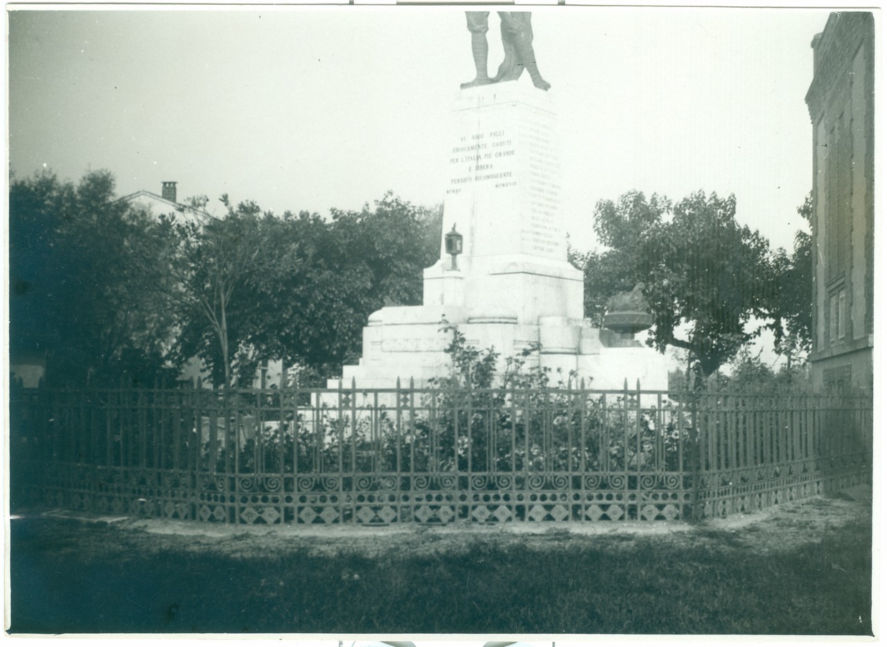 Scultura - Monumenti commemorativi - Monumenti ai caduti - Cancellate - Guerra mondiale 1914-1918 (positivo) di Anonimo (XX)
