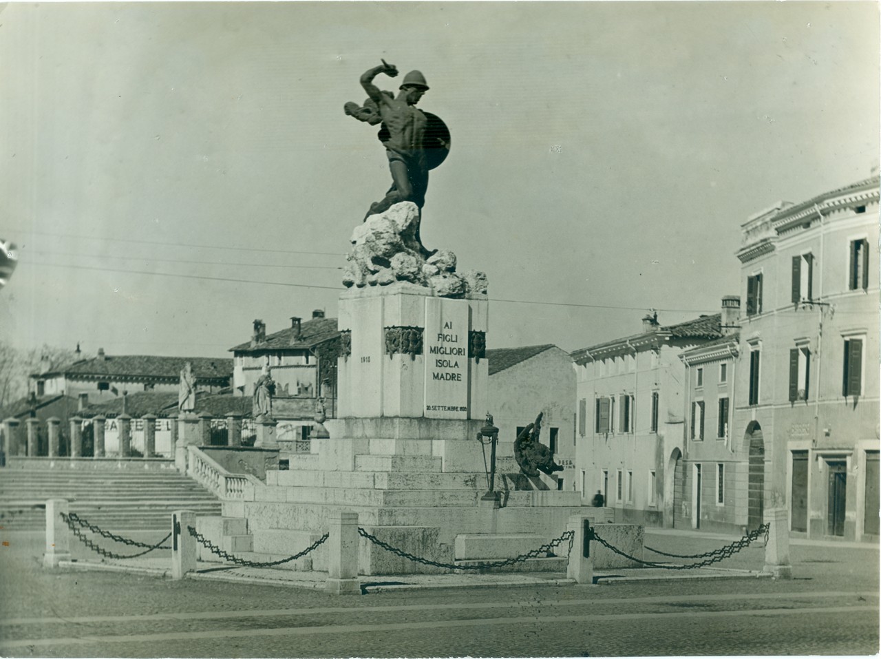 Scultura - Monumenti commemorativi - Monumenti ai caduti - Guerra mondiale 1914-1918 (positivo) di Ferrarini, Ciro (XX)