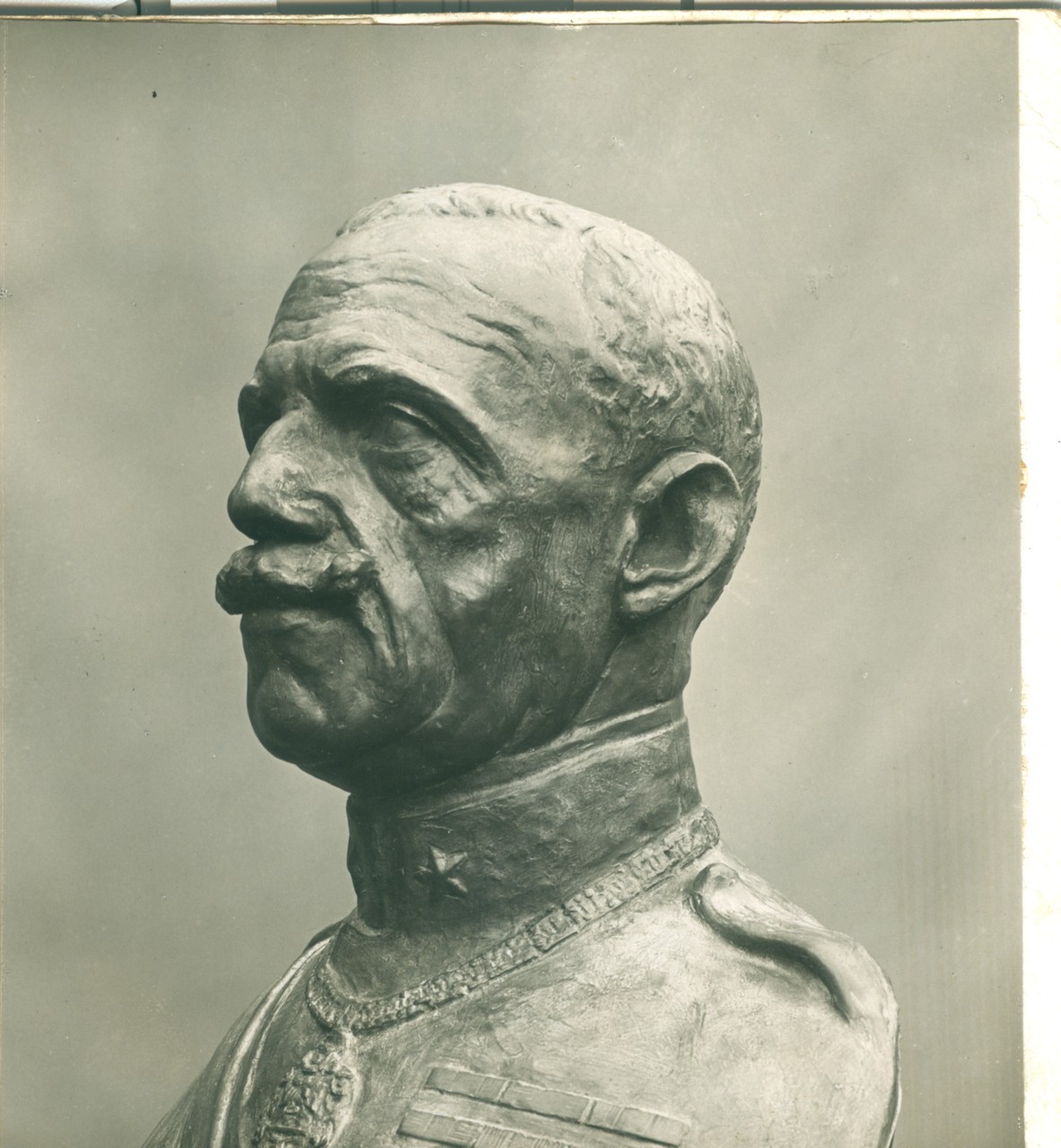 Scultura - Sculture in bronzo - Busti - Busto di Vittorio Emanuele III (positivo) di Anonimo (XX)