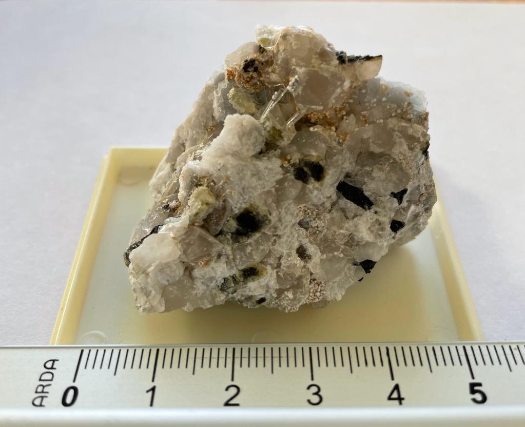 Elbaite, piccoli cristalli acroici