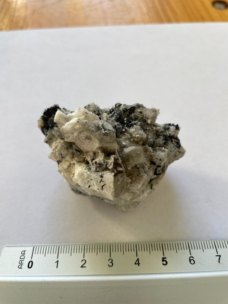 Fluorapatite, con tormalina