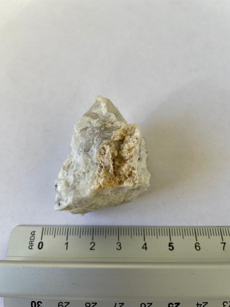 Fluorapatite, cristalli rosati su albite