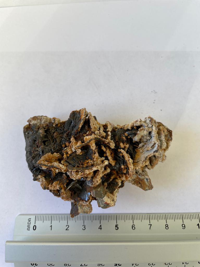 Siderite a ricoprire magnetite pseudomorfa su ematite, con pirite