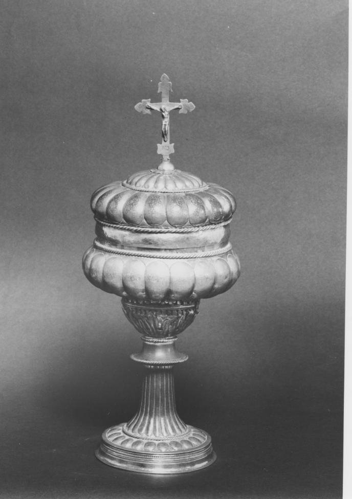 Cristo crocifisso con motivi decorativi geometrici (pisside)