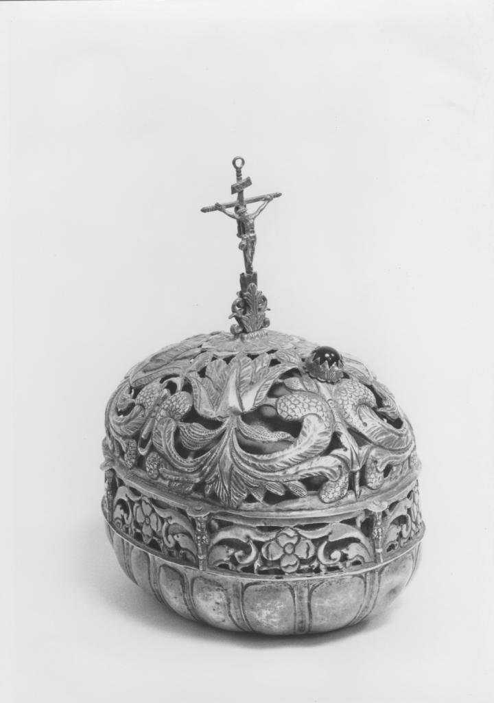 Cristo crocifisso con madonna assunta e motivi decorativi geometrici e vegetali (reliquiario del cranio)