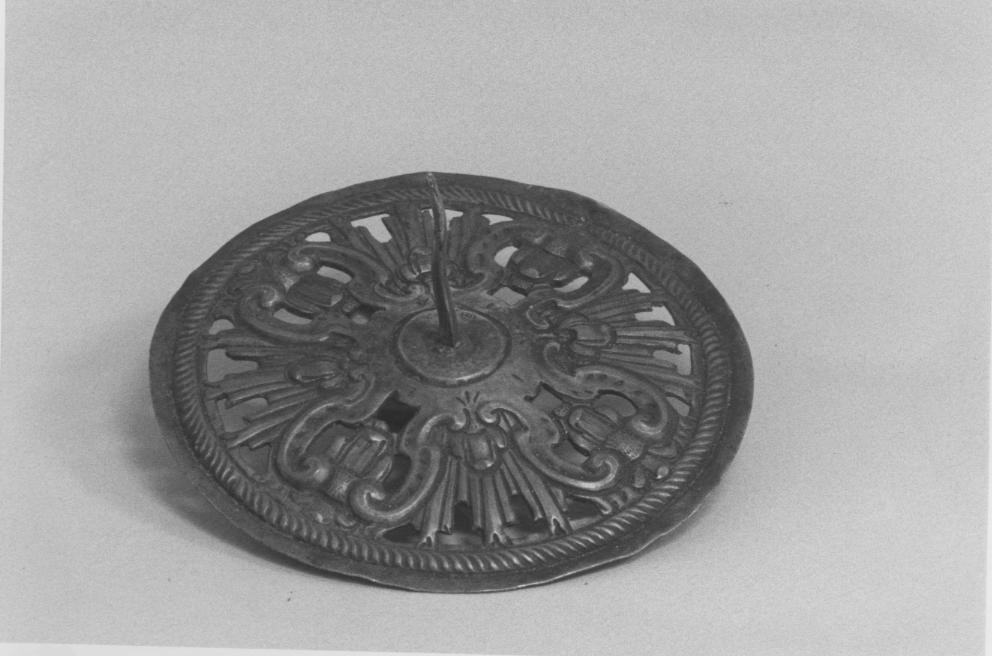 Elementi decorativi vegetali con volute e cordolo (aureola di statua)
