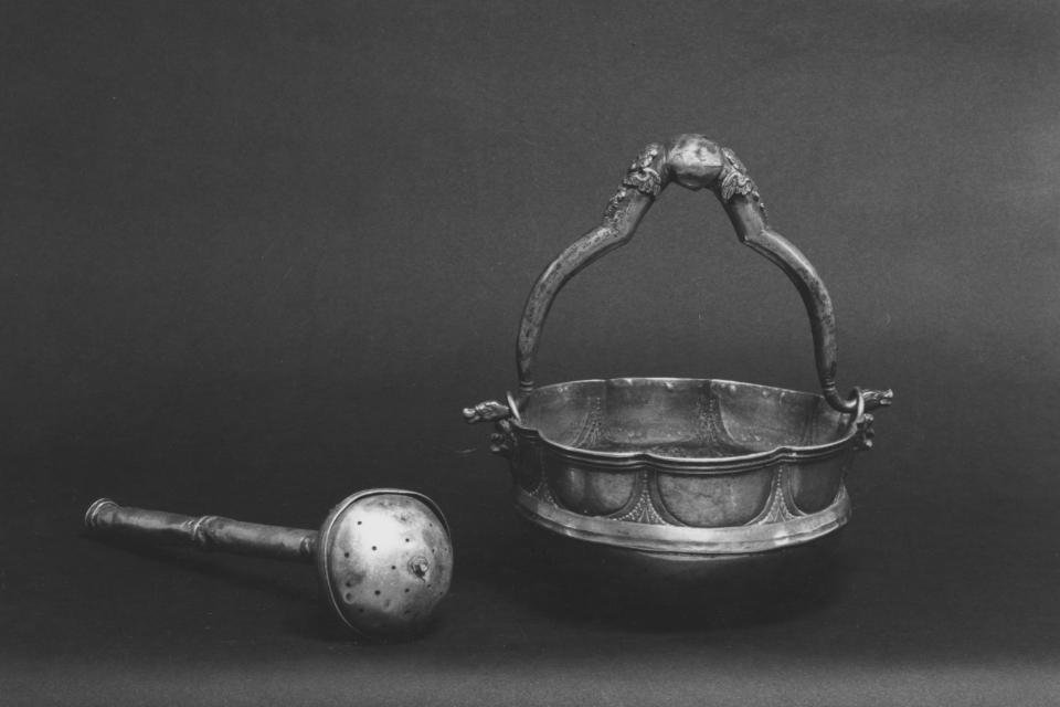 Cherubini con mascheroni, serpenti e motivi decorativi geometrici e vegetali (secchiello per l'acqua benedetta)