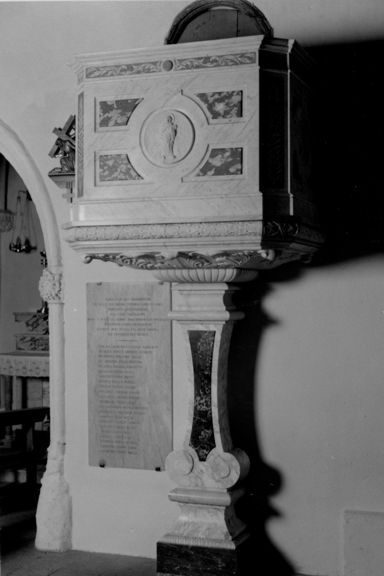 Madonna assunta con motivi decorativi geometrici e vegetali (pulpito)