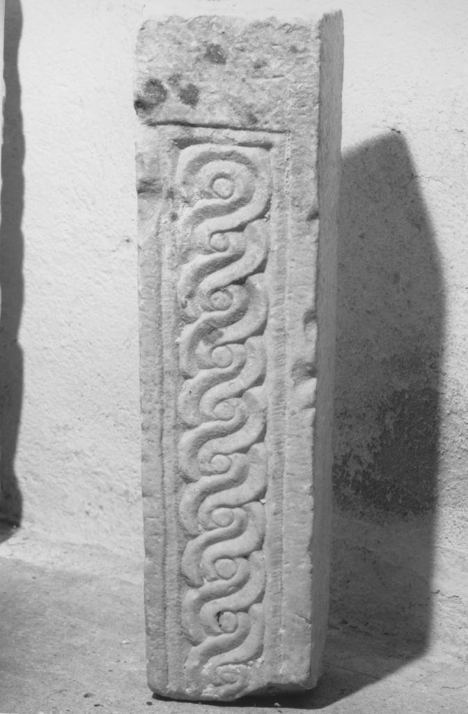 Motivo decorativo a nastro intrecciato (pilastrino, frammento)