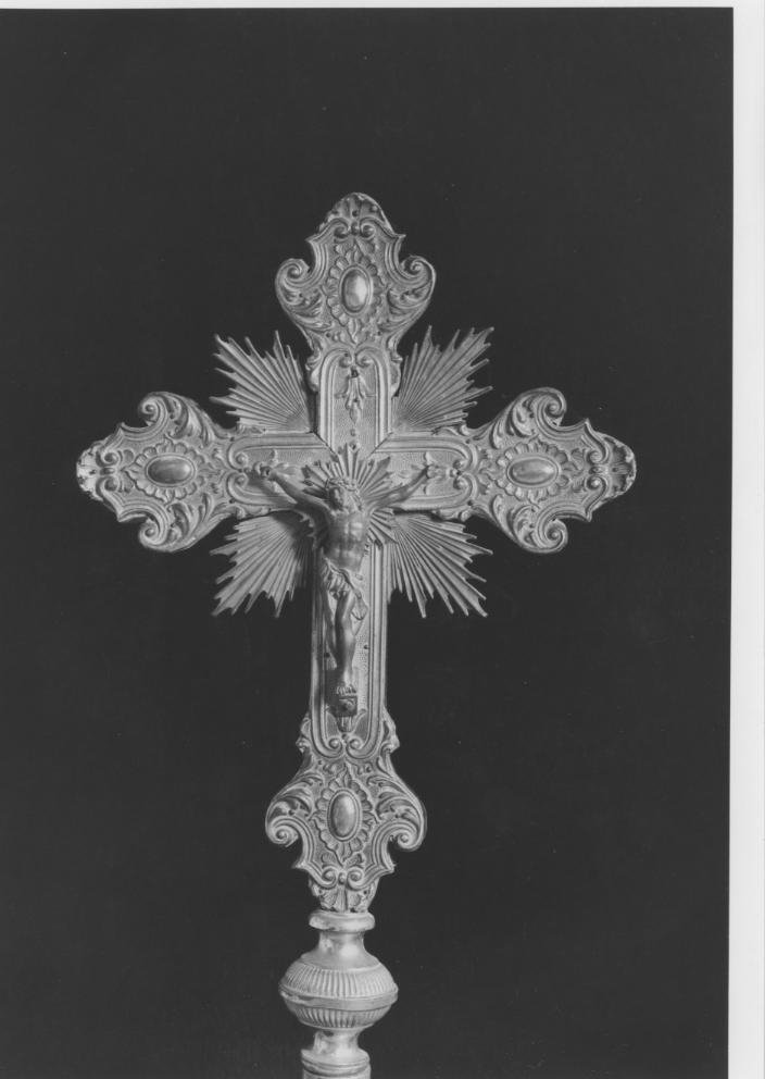 Cristo crocifisso con motivi decorativi geometrici e vegetali (croce processionale)