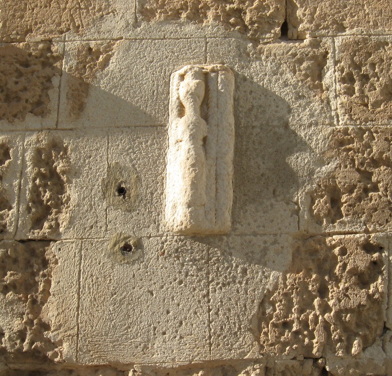 Figura antropomorfa (rilievo, frammento)