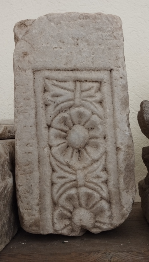 Rosette (pilastrino, frammento)