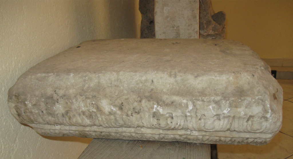 Elementi decorativi vegetali stilizzati (mensa d'altare, frammento)