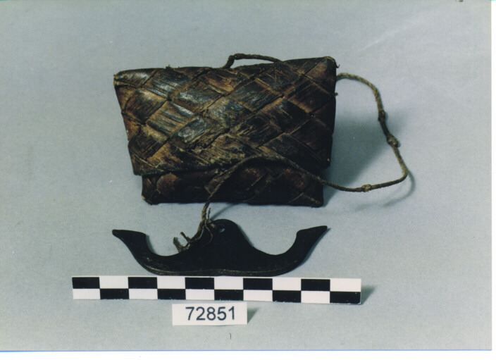 ACCIARINO CON CONTENITORE E PIETRA FOCAIA - BATAK