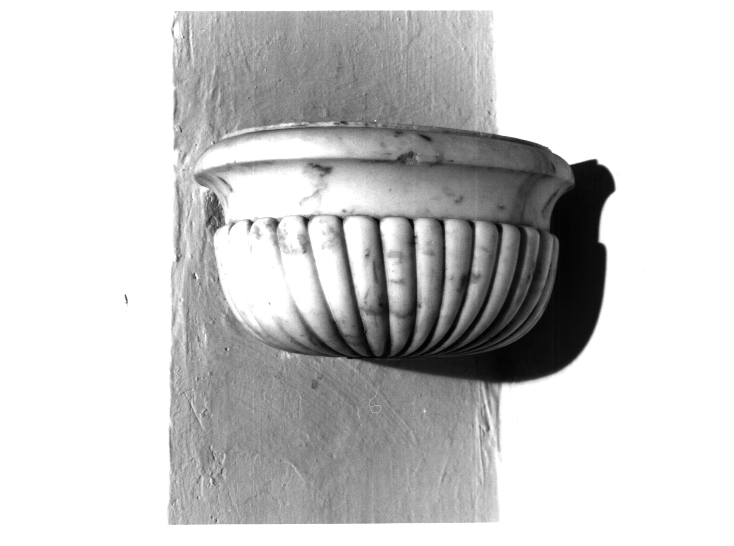 ACQUASANTIERA - BOTTEGA LOCALE (secc. XVIII/ XIX)