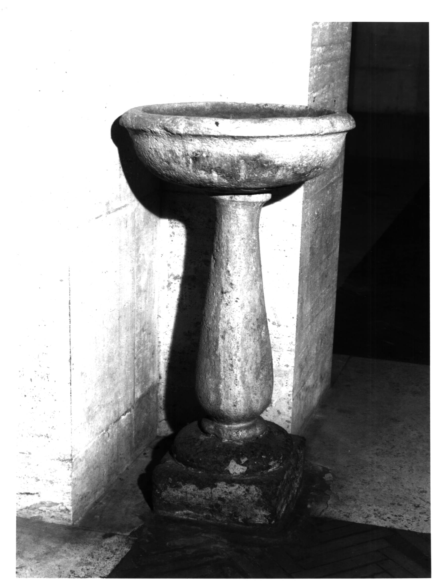 ACQUASANTIERA - BOTTEGA LOCALE (SECC. XV/ XVI)