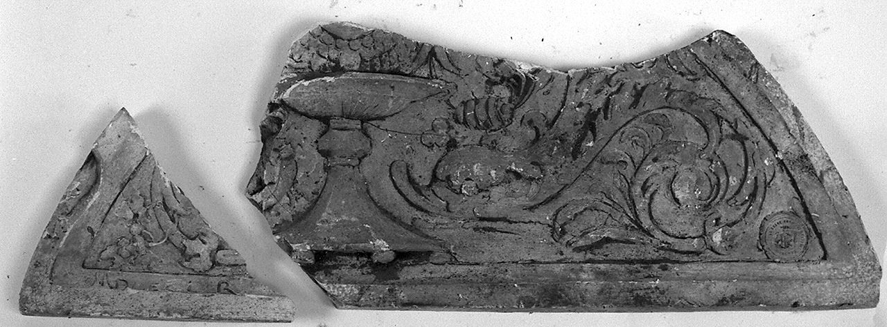 motivi decorativi a girali (rilievo, frammento) di Maleci Rodolfo (secc. XIX/ XX)
