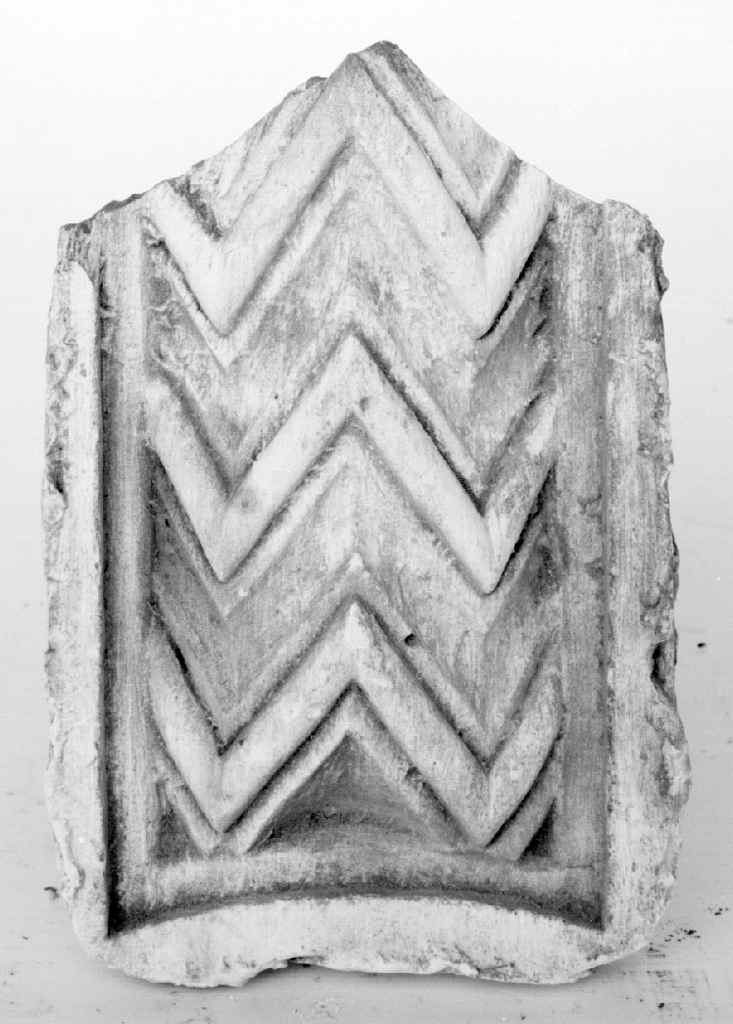 motivo decorativo geometrico (rilievo, frammento) - ambito fiorentino (secc. XIX/ XX)