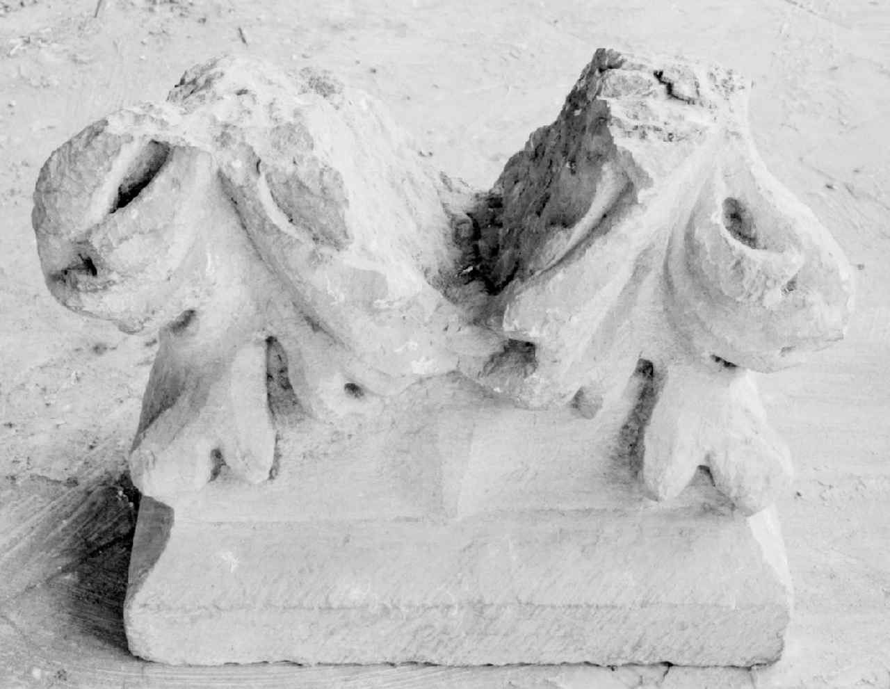capitello, frammento - manifattura toscana (secc. XIV/ XV)
