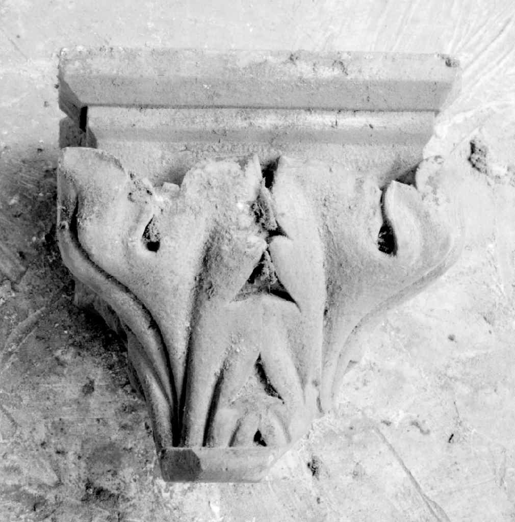 capitello, elemento d'insieme - manifattura toscana (secc. XIV/ XV)