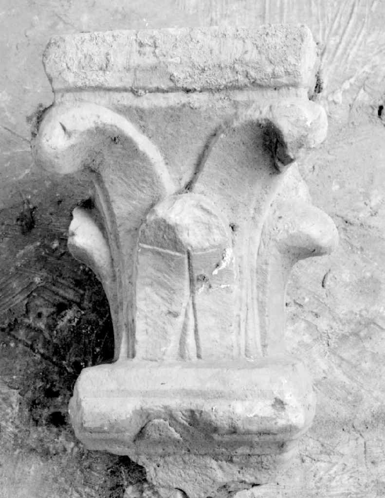 capitello, frammento - manifattura toscana (sec. XIV)