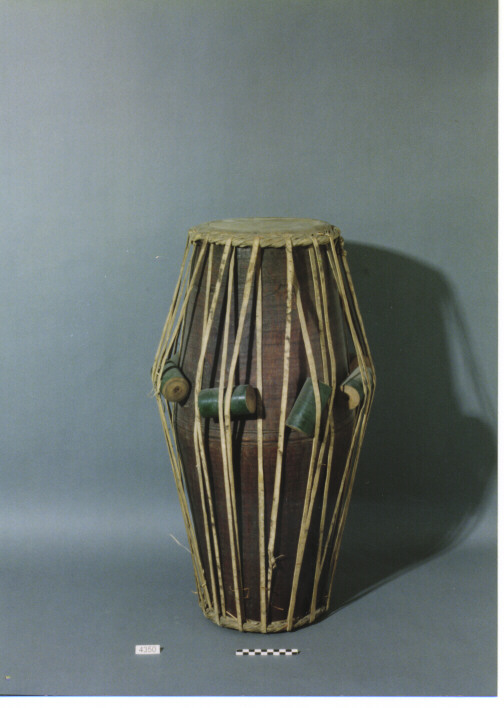 STRUMENTO MUSICALE A PERCUSSIONE