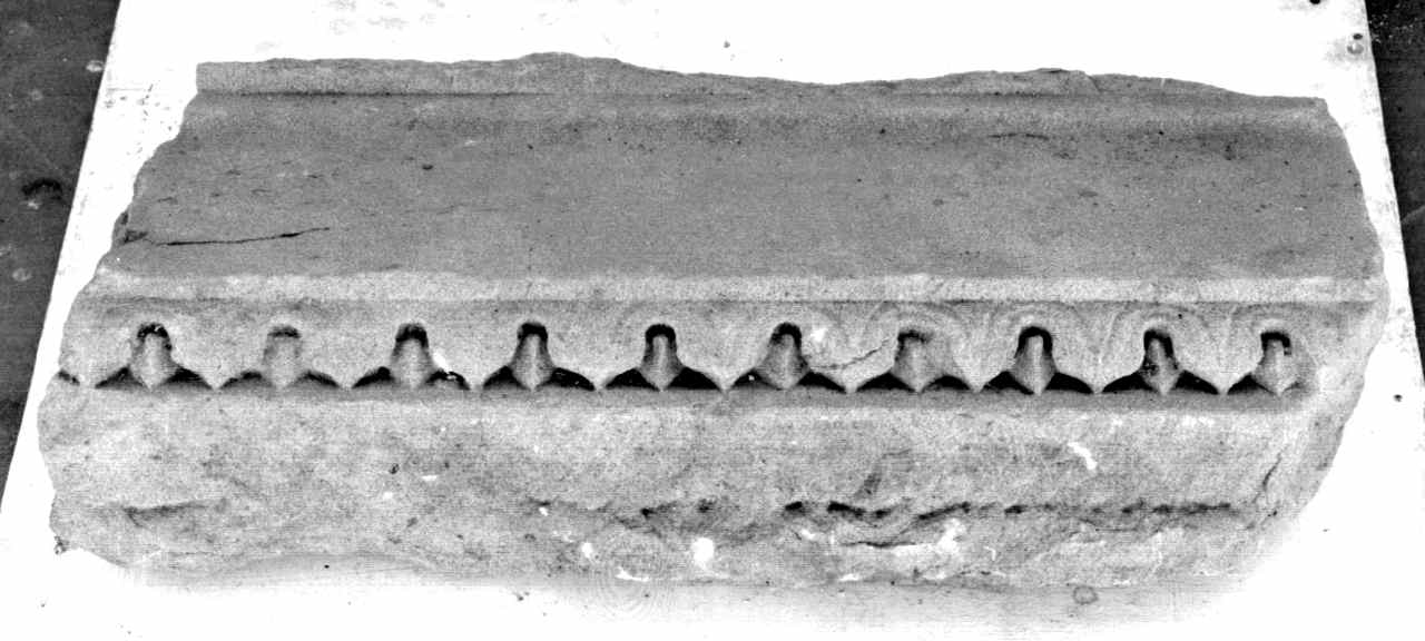 cornice architettonica, frammento - produzione toscana (sec. XV)