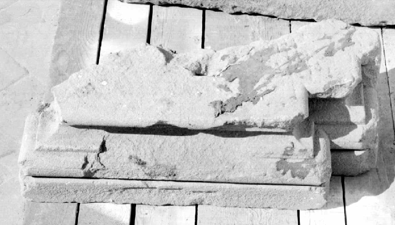 base di lesena, frammento - produzione toscana (sec. XV)