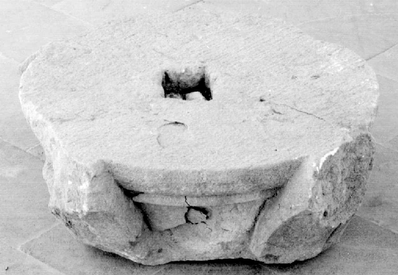 capitello, frammento - produzione toscana (sec. XIV)