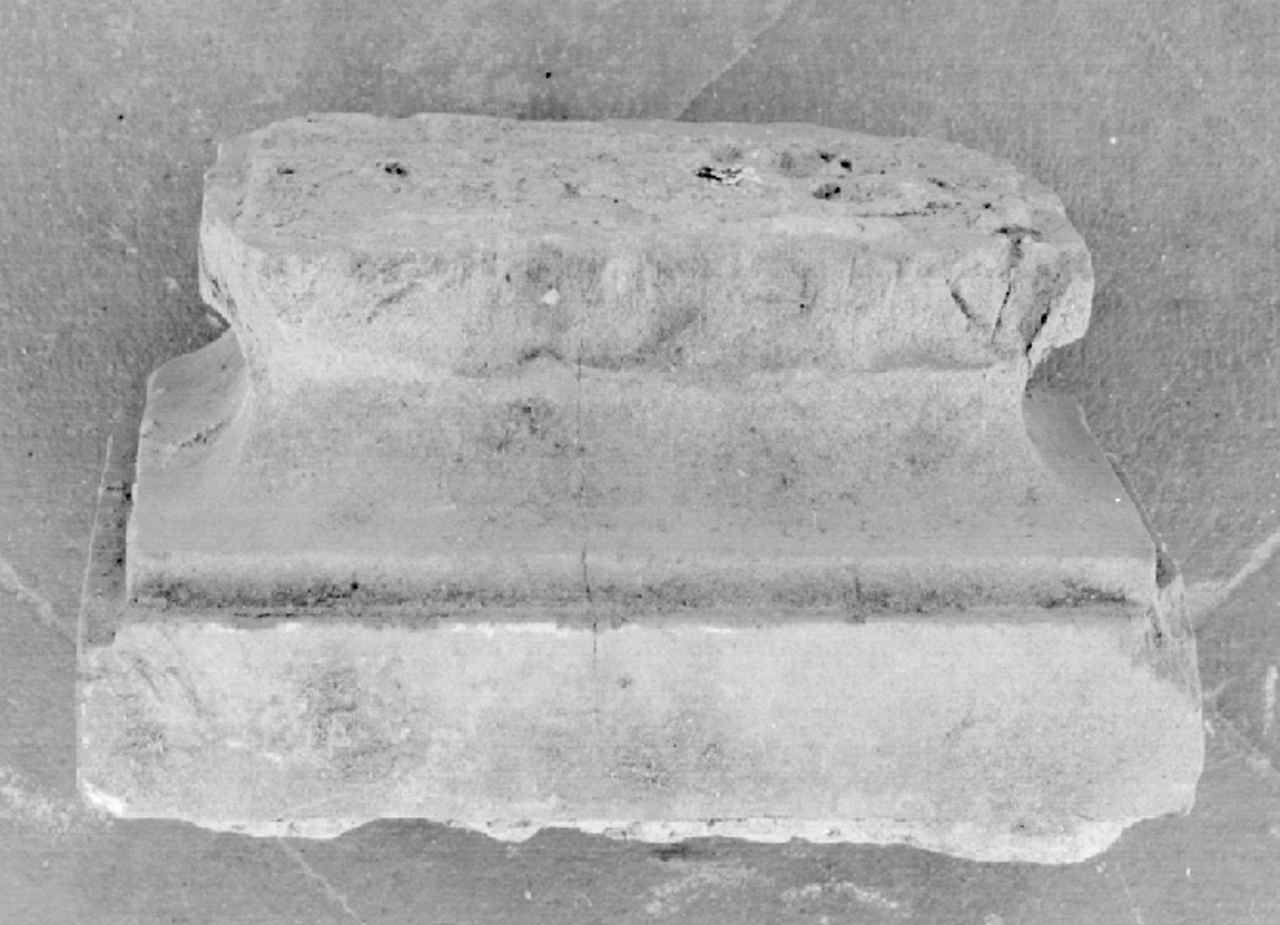 base di colonna, frammento - produzione toscana (sec. XV)