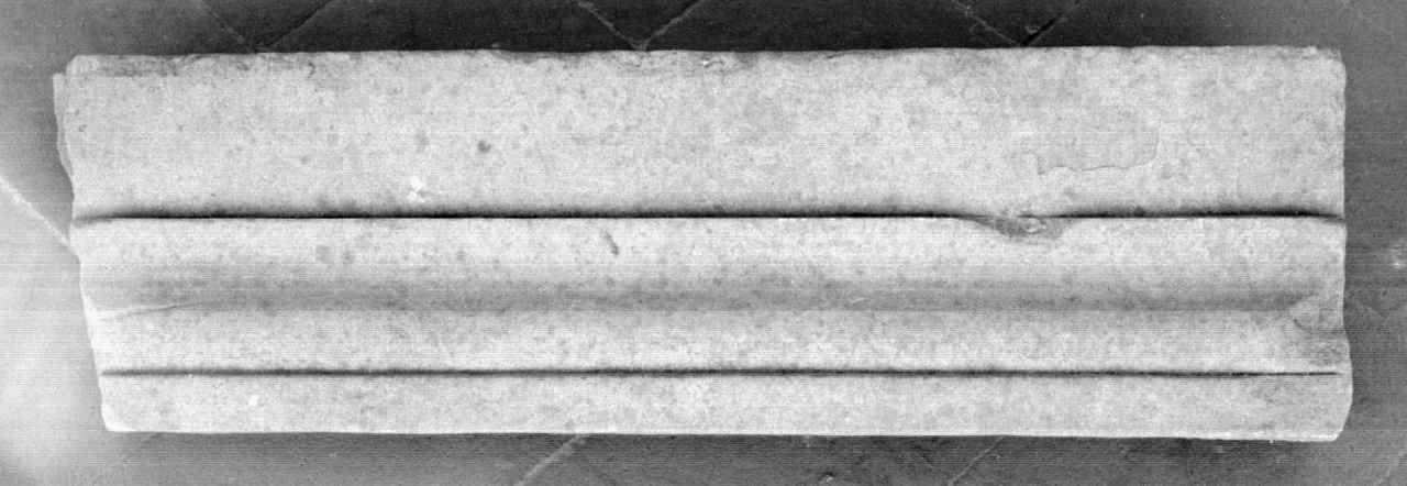 cornice architettonica, frammento - produzione fiorentina (sec. XVI)