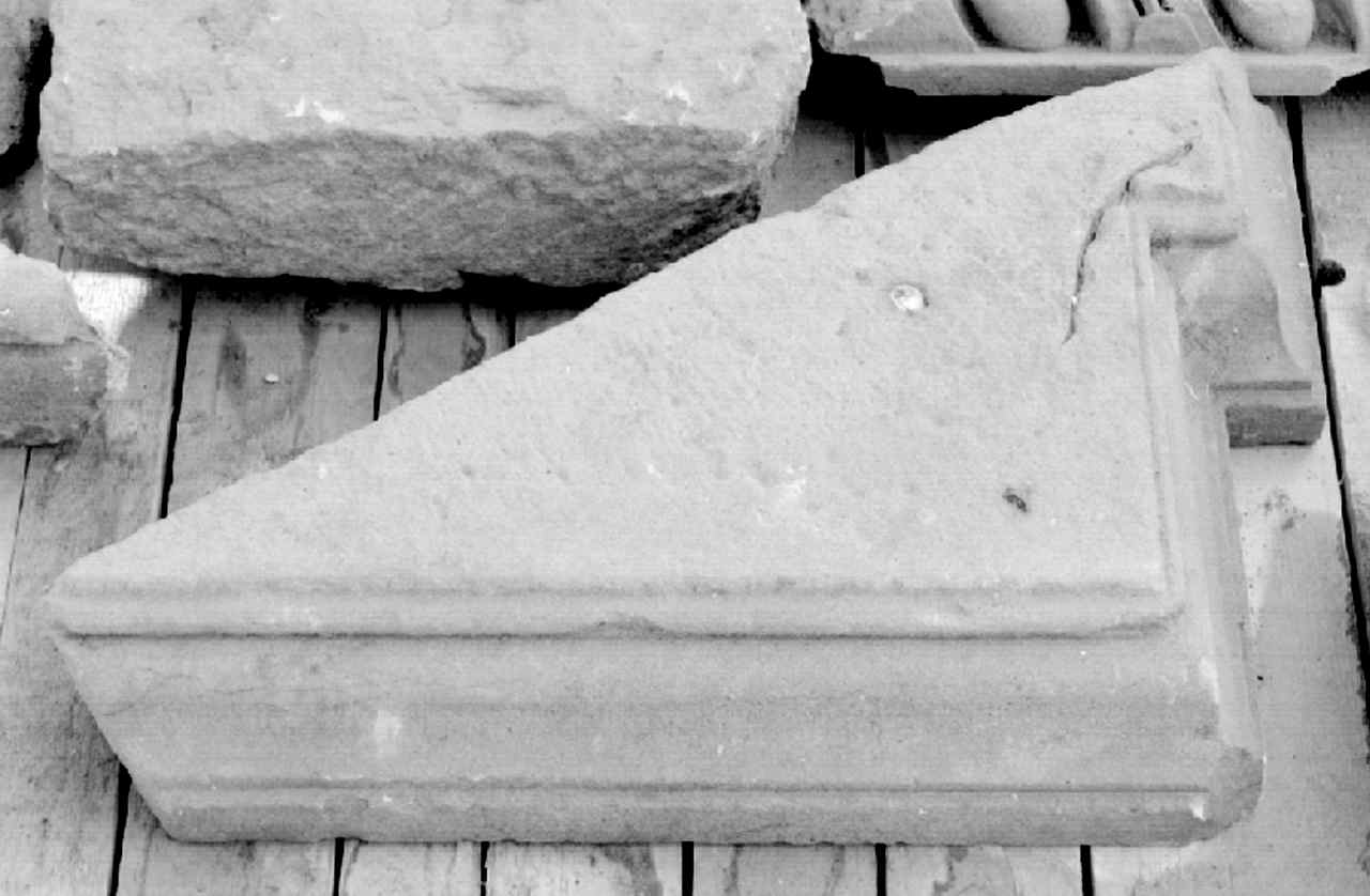 base, frammento - produzione toscana (sec. XVI)