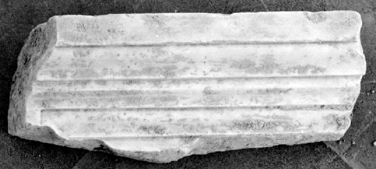 cornice architettonica, frammento - produzione fiorentina (sec. XV)