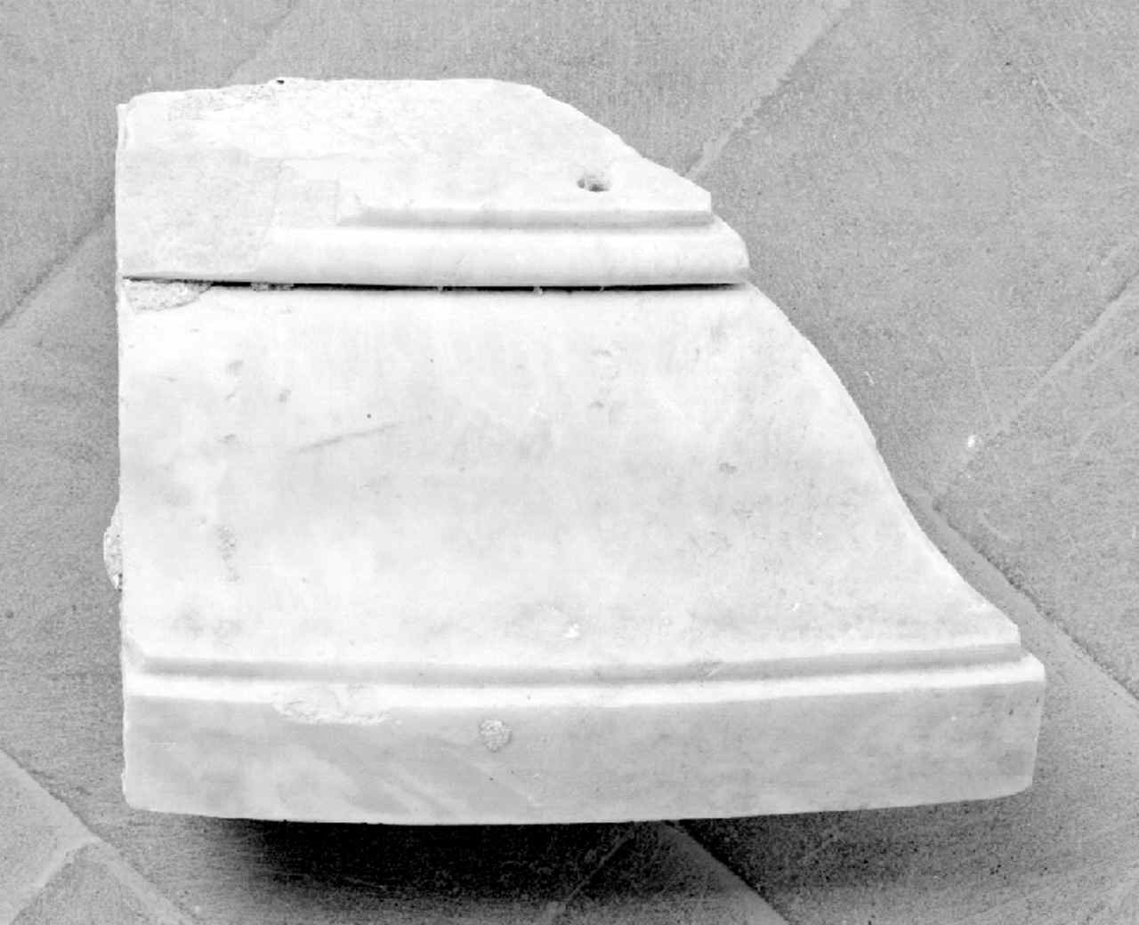 cornice architettonica, frammento - produzione toscana (sec. XIX)