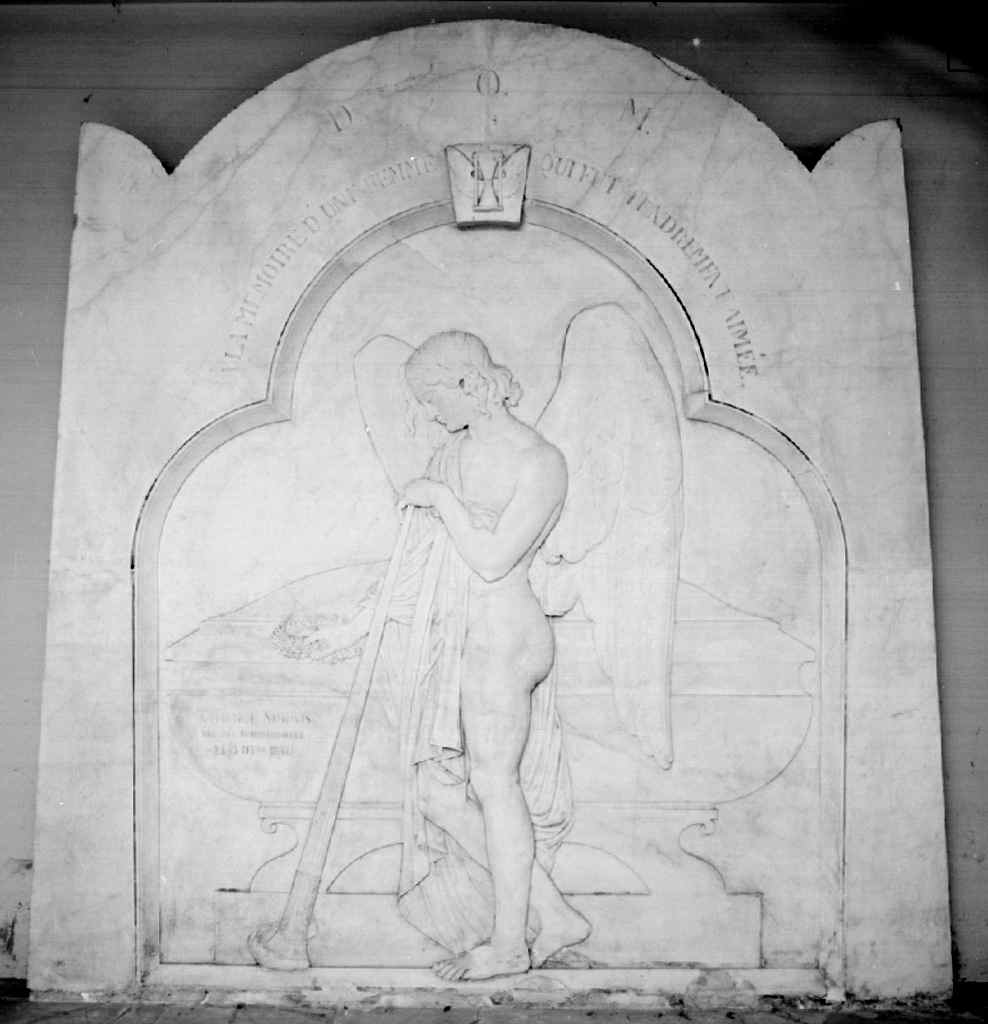 angelo con una tromba depone una corona di fiori sul sepolcro di Nathalie Simonis (monumento funebre) di Simonis Eugene (sec. XIX)