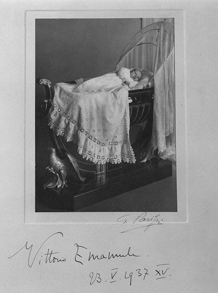 ritratto di Vittorio Emanuele di Savoia in culla (positivo) di Parissi G (XX)