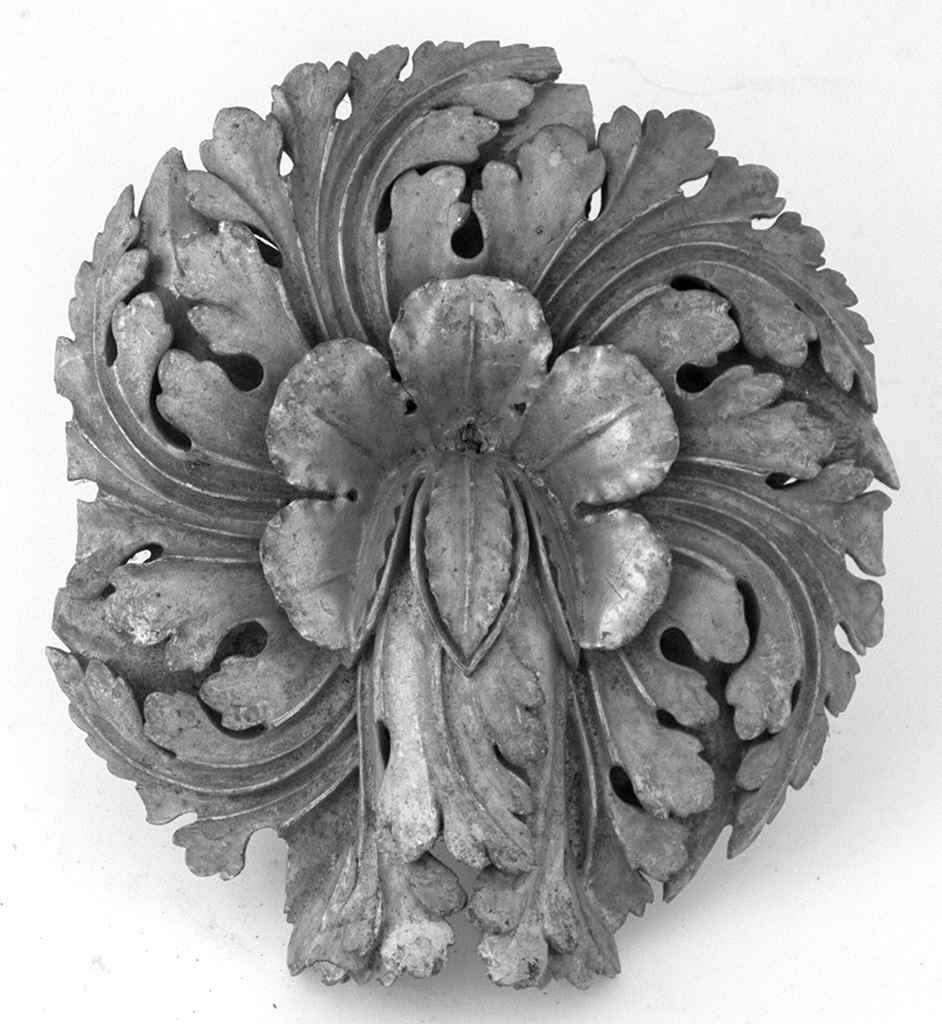 motivi decorativi a foglie d'acanto (fermatenda, serie) - bottega toscana (fine/inizio secc. XVIII/ XIX)