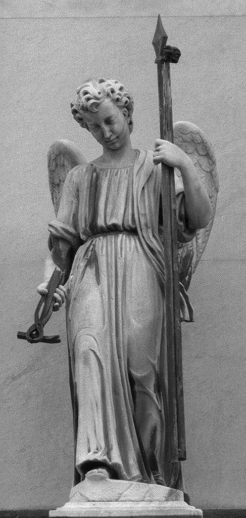 angelo con strumenti della Passione: lancia e tenaglie (scultura) di Fabbrucci Luigi (sec. XIX)