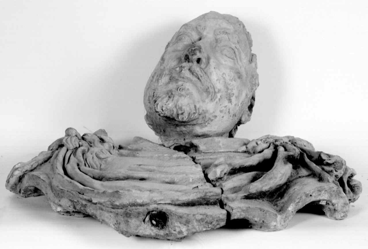 panneggio con fibbia a testa leonina (scultura, frammento) - ambito toscano (seconda metà sec. XVII)