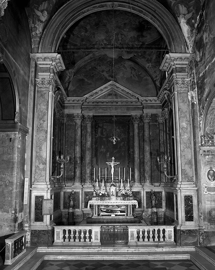 stemma gentilizio della famiglia Falconieri (decorazione plastica) di Cioceri Filippo (bottega) (sec. XVIII)