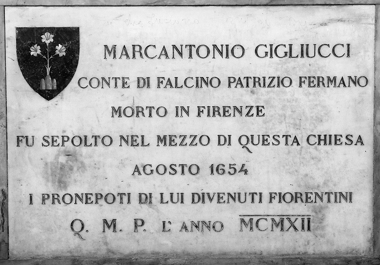 stemma gentilizio della famiglia Gigliucci (lapide tombale) - bottega toscana (sec. XX)