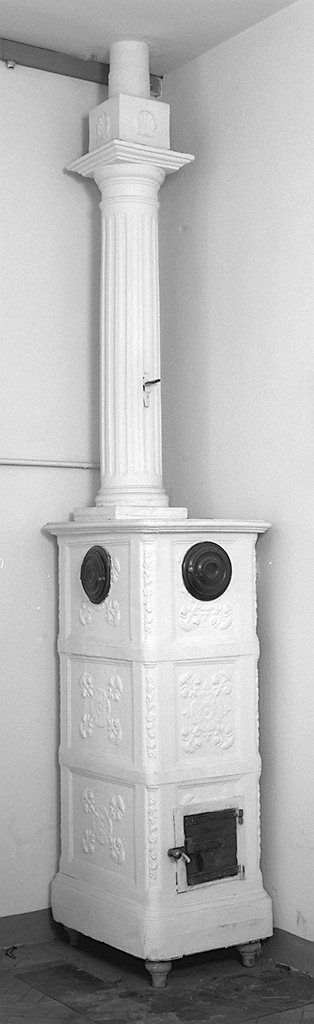 stufa - produzione italiana (primo quarto sec. XX)