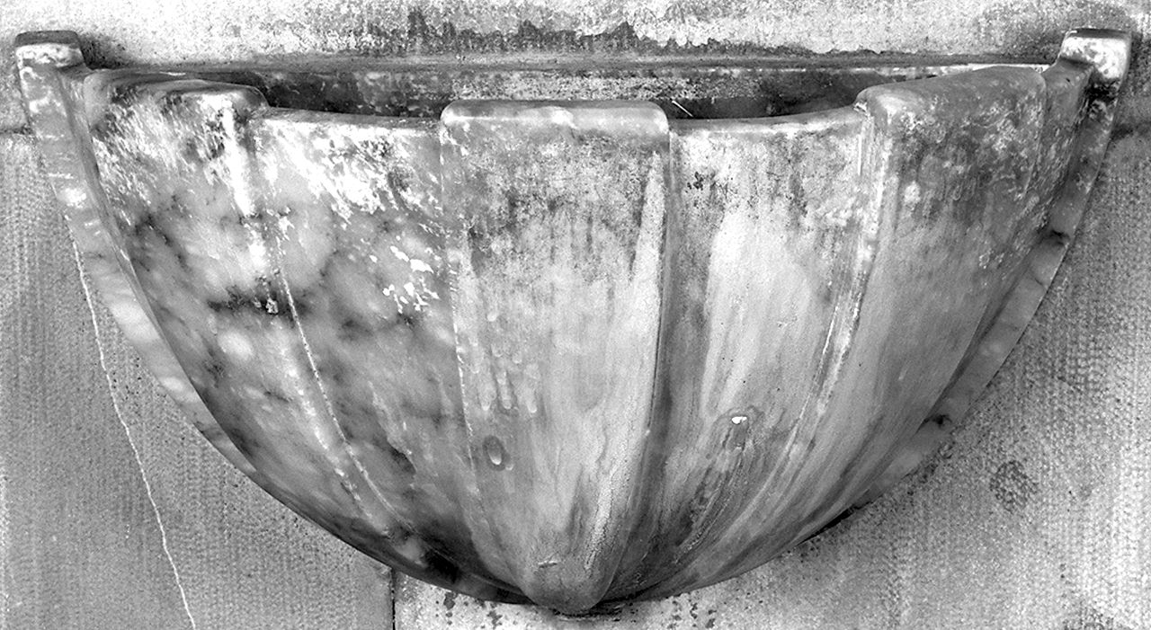 acquasantiera da parete, serie - produzione toscana (sec. XIX)