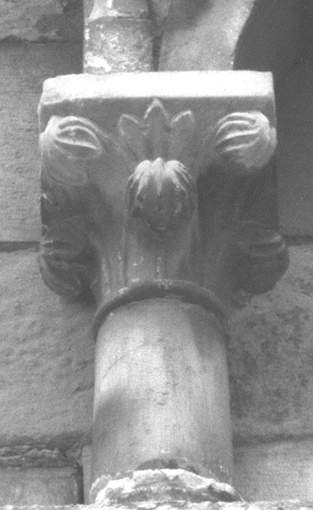 capitello, elemento d'insieme - bottega italiana (prima metà sec. XIV)