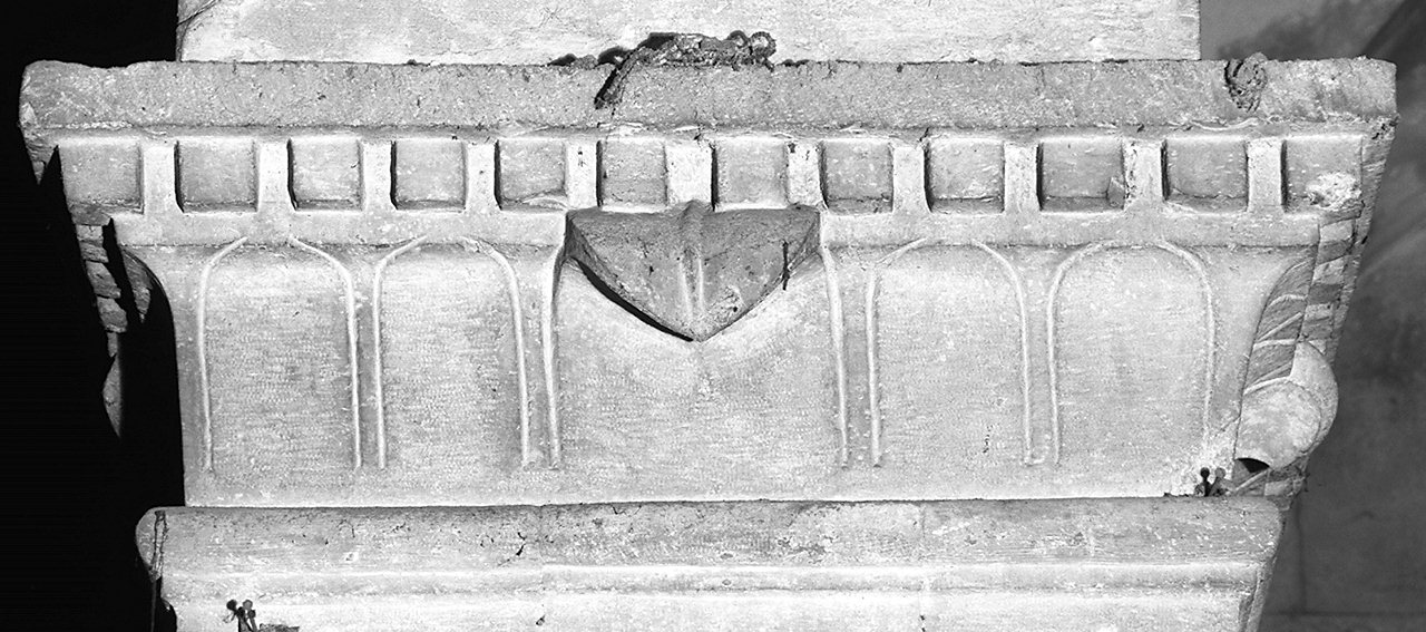 capitello di pilastro, elemento d'insieme - bottega lucchese (prima metà sec. XII)