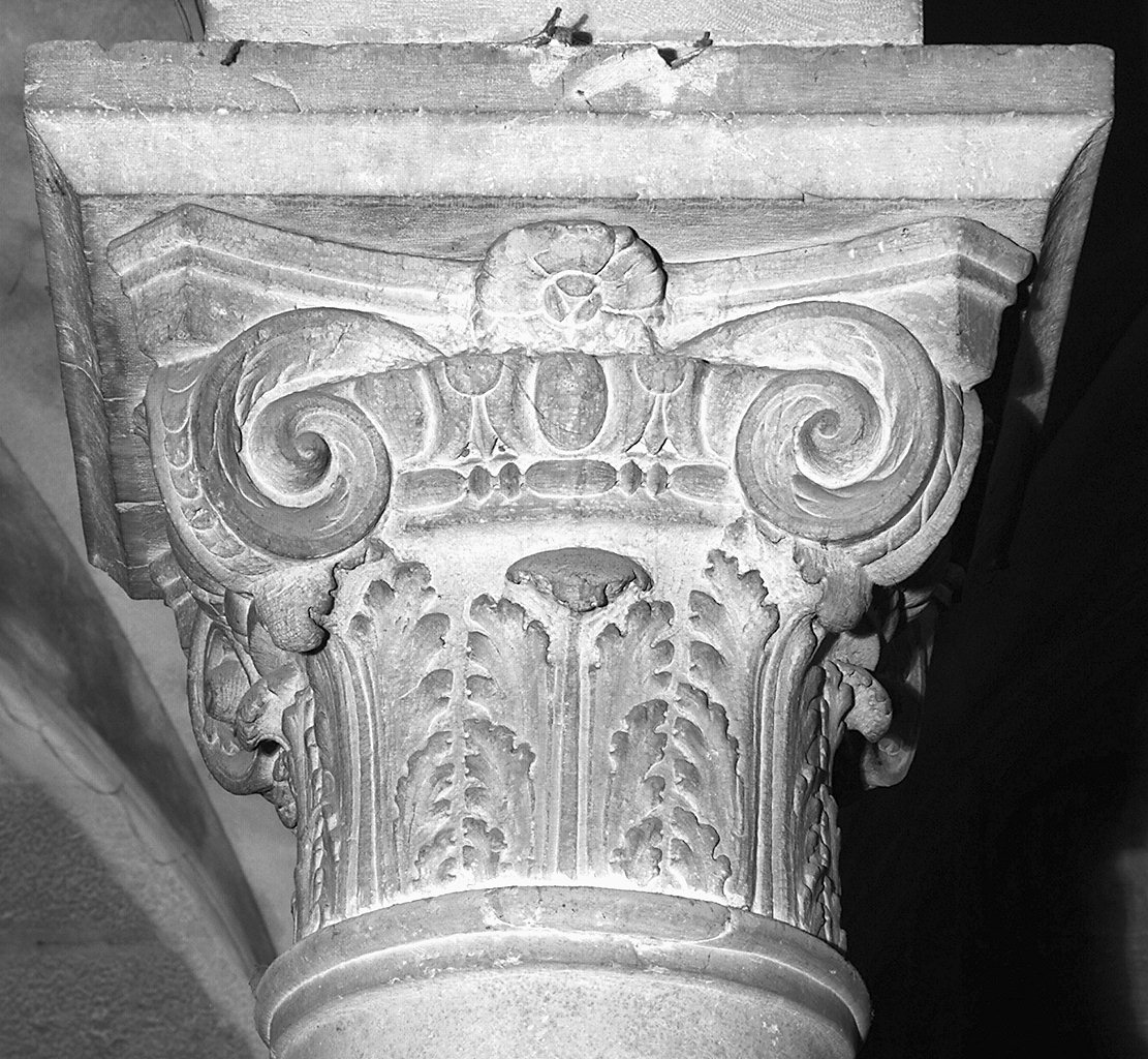 capitello composito, elemento d'insieme - bottega lucchese (prima metà sec. XII)