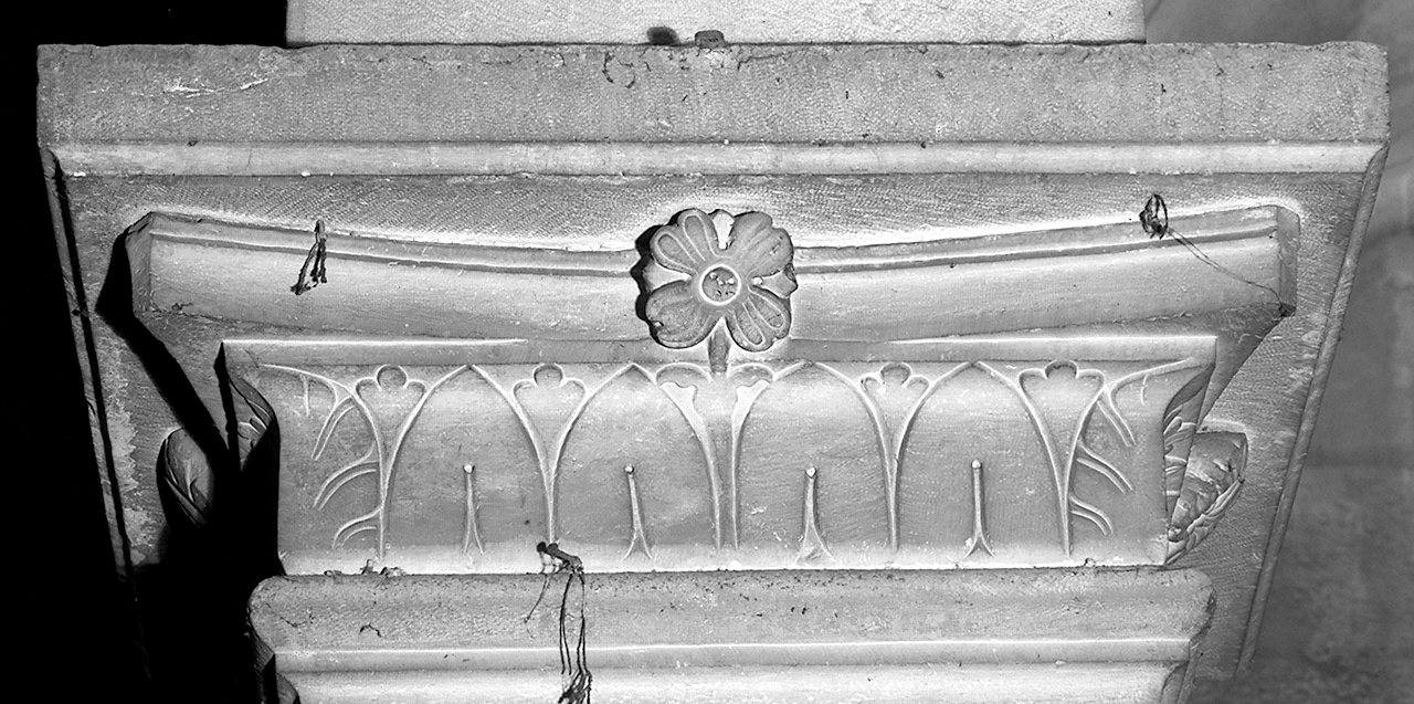capitello di pilastro, elemento d'insieme - bottega lucchese (prima metà sec. XII)